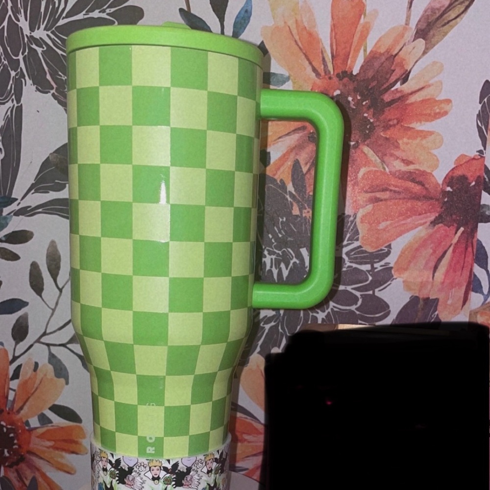 HydroJug Honey Dew 32oz Checkered
EEUC-light swirls on lid
Body Flawless